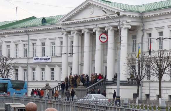 В Полтаве «активисты» заблокировали горсовет (ФОТО, ВИДЕО) | Русская весна