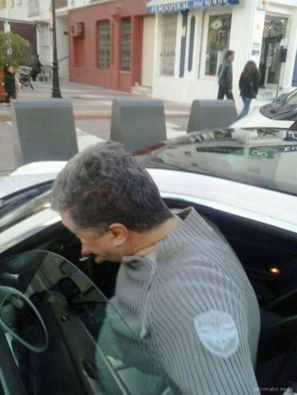 Порошенко спешно покидает аптеку, после того, как к нему обратились на русском Порошенко покинул Украину на частном самолете (ФОТО) | Русская весна