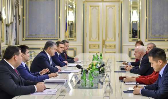 Порошенко наградил орденом сенатора Маккейна (ФОТО) | Русская весна