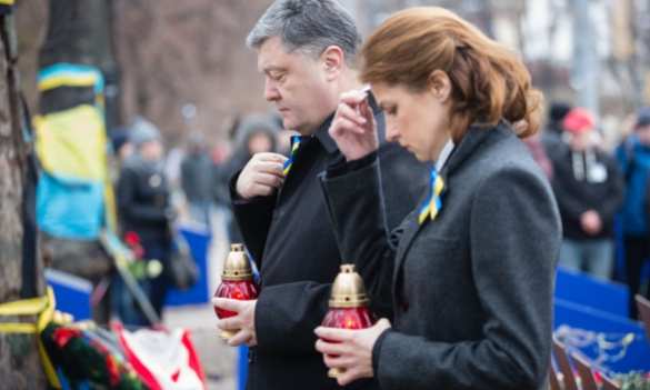 Порошенко под прицелами видеокамер скорбил о расстрелянных на «майдане» (ФОТО) | Русская весна