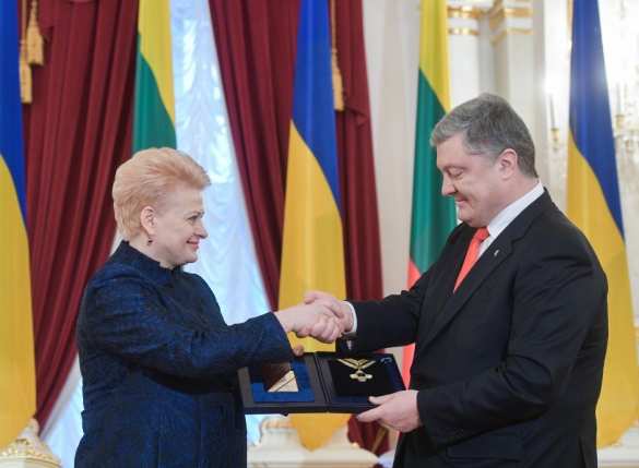 Кукушка хвалит петуха: президенты Украины и Литвы наградили друг друга (ФОТО) | Русская весна