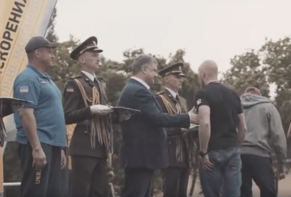 Боевик «Азова» отказался пожать руку Порошенко на церемонии награждения (ФОТО, ВИДЕО)  | Русская весна