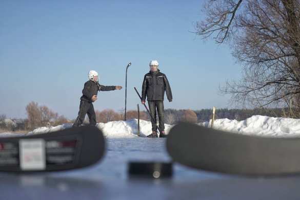 Порошенко после скандала подарил сельским детям клюшки, но коньков у них по-прежнему нет (ФОТО) | Русская весна