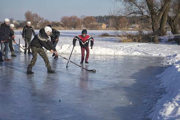 Порошенко после скандала подарил сельским детям клюшки, но коньков у них по-прежнему нет (ФОТО) | Русская весна