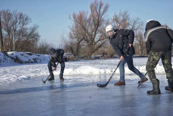 Порошенко после скандала подарил сельским детям клюшки, но коньков у них по-прежнему нет (ФОТО) | Русская весна