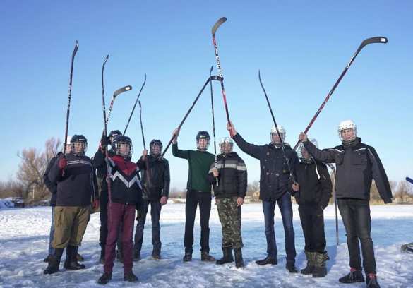 Порошенко после скандала подарил сельским детям клюшки, но коньков у них по-прежнему нет (ФОТО) | Русская весна