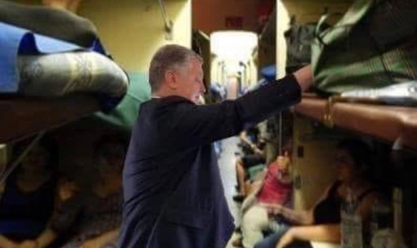 «Спал на грязном матрасе, всем вагоном скинулись ему на чай»: Украинцы высмеяли дешёвый пиар Порошенко (ФОТО) | Русская весна