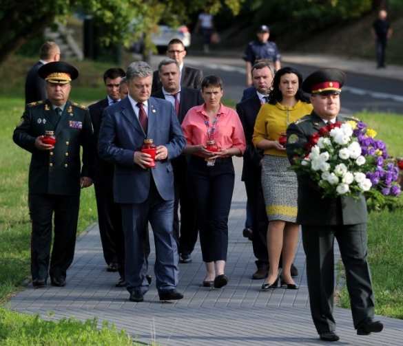 Порошенко в Польше встал на колени (ФОТО) | Русская весна