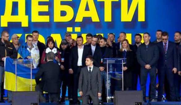 Зеленский и Порошенко встали на колени во время дебатов (ФОТО, ВИДЕО) | Русская весна