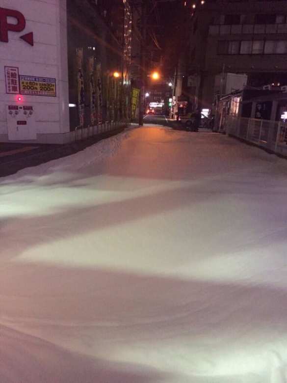 Улицы японского города Фукуока после землетрясения покрылись загадочной пеной (ФОТО) | Русская весна