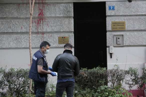 Посольство Франции в Афинах облили краской из-за ударов по Сирии (ФОТО) | Русская весна