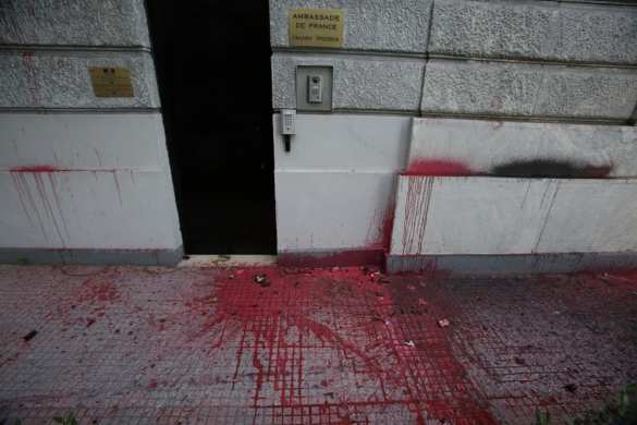 Посольство Франции в Афинах облили краской из-за ударов по Сирии (ФОТО) | Русская весна