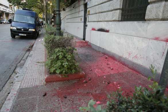 Посольство Франции в Афинах облили краской из-за ударов по Сирии (ФОТО) | Русская весна