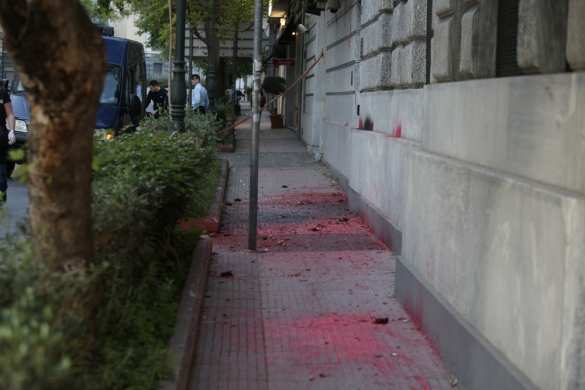 Посольство Франции в Афинах облили краской из-за ударов по Сирии (ФОТО) | Русская весна