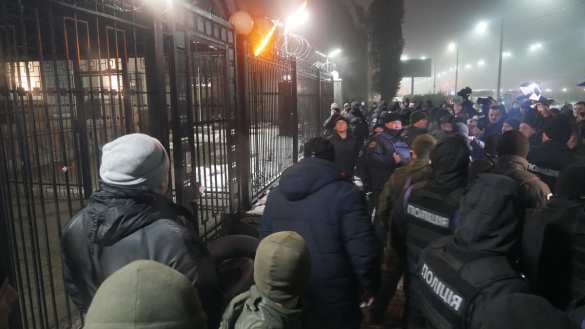 «Объявляем войну»: у посольства России в Киеве собирается агрессивная толпа (ПРЯМАЯ ТРАНСЛЯЦИЯ) | Русская весна