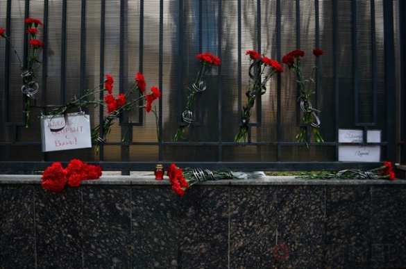 Несмотря на угрозы нацистов, одесситы снова принесли цветы к консульству России (ФОТО) | Русская весна