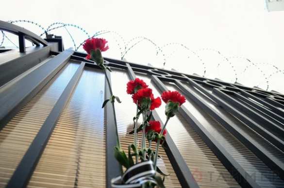 Несмотря на угрозы нацистов, одесситы снова принесли цветы к консульству России (ФОТО) | Русская весна