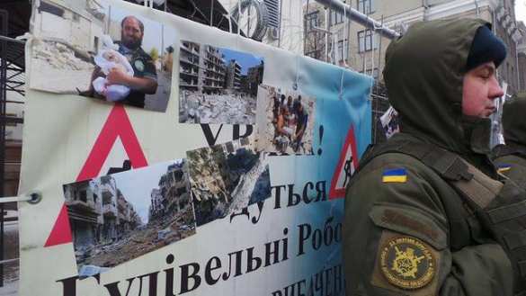 Протесты у посольства РФ в Киеве: «свидомые патриоты» заступаются за боевиков Алеппо (ФОТО, ВИДЕО) | Русская весна