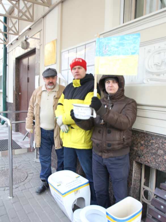 К посольству Украины в Москве принесли унитазы для кораблей ВМСУ (ФОТО, ВИДЕО) | Русская весна