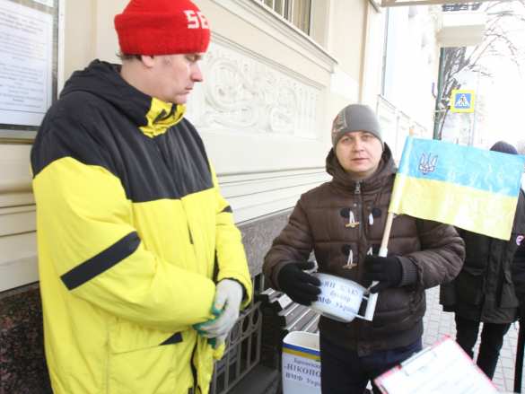 К посольству Украины в Москве принесли унитазы для кораблей ВМСУ (ФОТО, ВИДЕО) | Русская весна