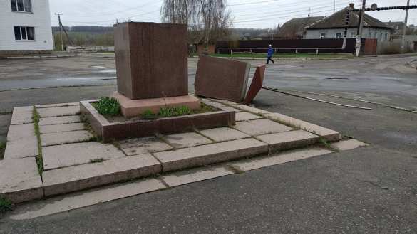 Под Харьковом мужчина на тракторе взял на таран постамент с флагом Украины (ФОТО) | Русская весна