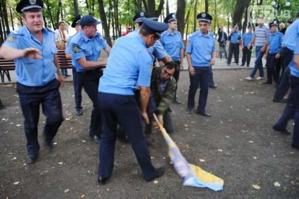 В Харькове годовщину освобождения от фашистов отметили митингами, потасовками и взрывом на железной дороге (фото, видео) | Русская весна
