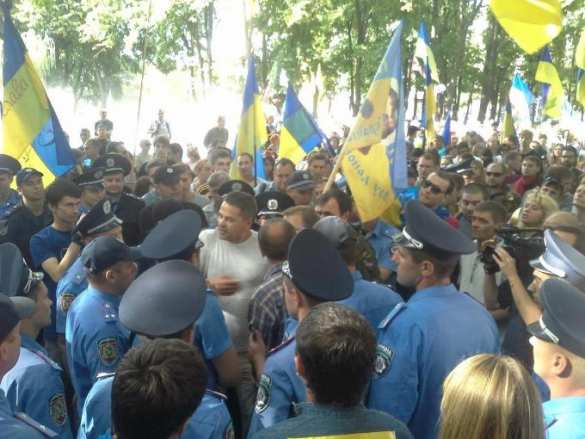 В Харькове годовщину освобождения от фашистов отметили митингами, потасовками и взрывом на железной дороге (фото, видео) | Русская весна