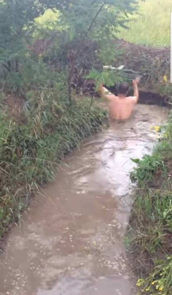 Всушники плавают в затопленных окопах — эпичные кадры с оккупированного Донбасса (ФОТО) | Русская весна