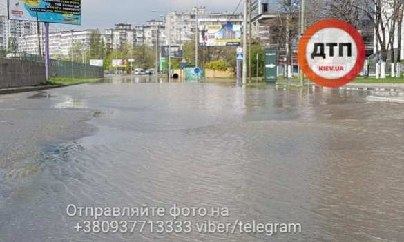 Потоп в Киеве: прорыв трубы парализовал движение (ФОТО, ВИДЕО) | Русская весна