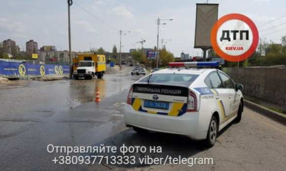Потоп в Киеве: прорыв трубы парализовал движение (ФОТО, ВИДЕО) | Русская весна