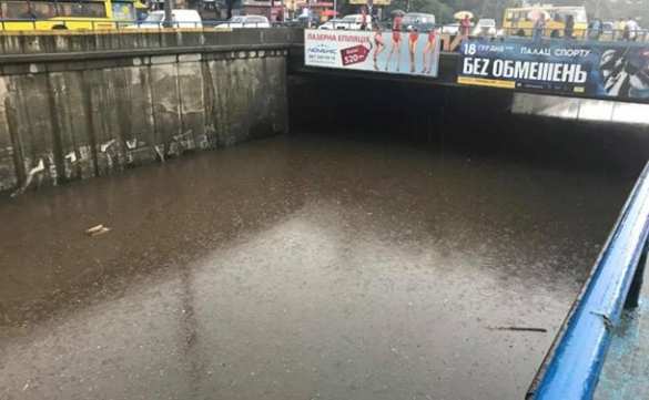 Потоп в Киеве: мусорные реки затопили подземные переходы (ФОТО, ВИДЕО) | Русская весна