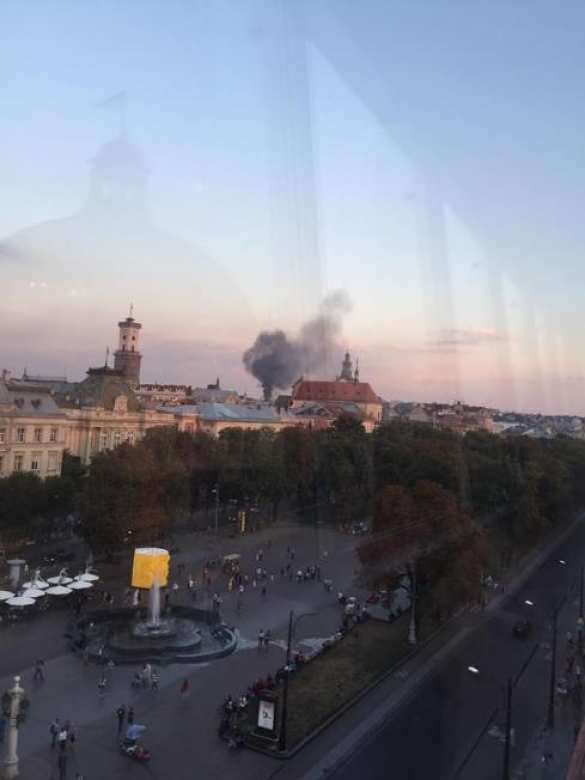 Во Львове горит воинская часть: центр города в дыму (ФОТО, ВИДЕО) | Русская весна