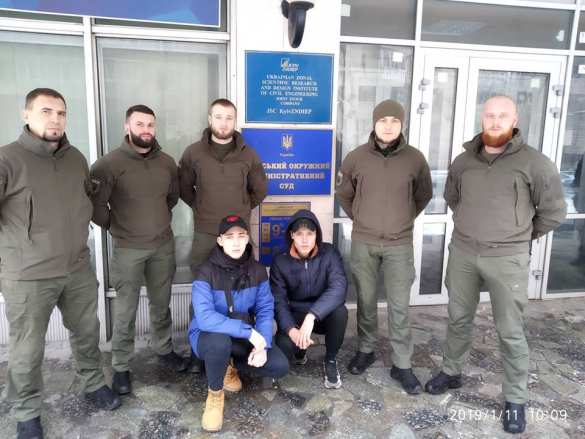 «Эти крысы могут лишь прятаться за спинами»: «Правый сектор» помешал гомосексуалистам прийти в суд (ФОТО) | Русская весна