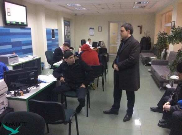 «Правый сектор» заблокировал Приватбанк в Черкассах (ФОТО, ВИДЕО) | Русская весна