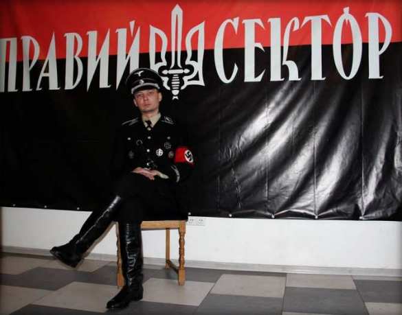 Без стеснения: боевик украинского карательного батальона позирует в эсэсовской форме (ФОТО)  | Русская весна