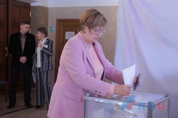 Хочу, чтобы мой город тоже вошел в ЛНР, — переселенцы с оккупированных Украиной территорий голосуют на праймериз (ФОТО) | Русская весна