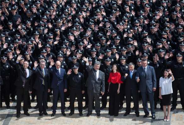 Яценюк: новая полиция будет иметь уважение граждан Украины за красивую форму и красивые глаза (ФОТО) | Русская весна