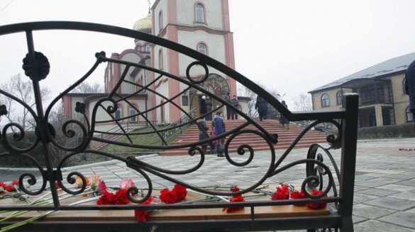 Пять тысяч человек пришли проститься с жертвами стрельбы в Кизляре (ФОТО, ВИДЕО) | Русская весна