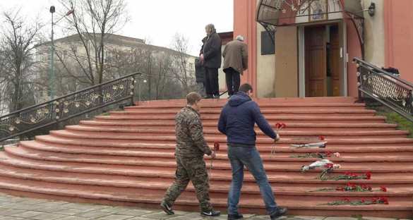 Пять тысяч человек пришли проститься с жертвами стрельбы в Кизляре (ФОТО, ВИДЕО) | Русская весна