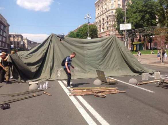 Сторонники арестованного комбата «Айдара» перегородили Крещатик большой палаткой (ФОТО) | Русская весна