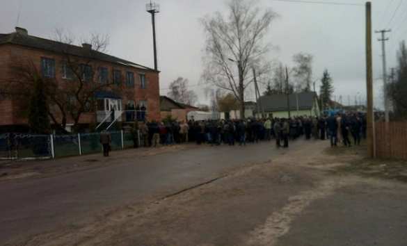 Новый очаг «сепаратизма»: в Ровенской области жители блокируют полицию и обещают устроить «второй Донецк» (ФОТО) | Русская весна