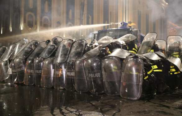 Бунт в Грузии: десятки пострадавших, журналист лишился глаза, протестующие возводят баррикады (+ФОТО, ВИДЕО) | Русская весна