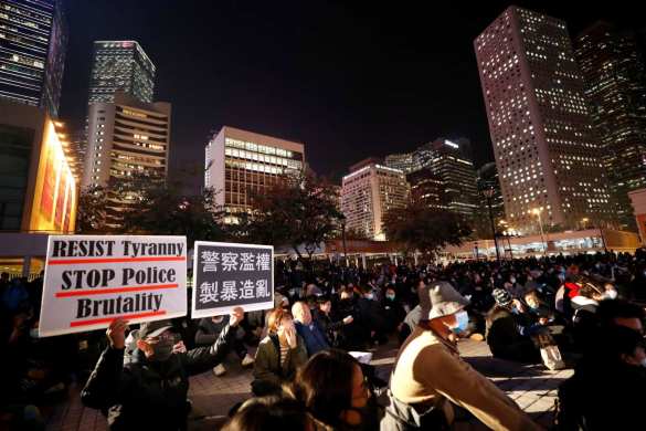 Массовые столкновения в Китае: цепь из протестующих в Гонконге растянулась на километры (ФОТО) | Русская весна