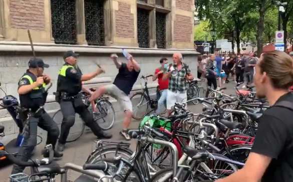 Шокирующие кадры из «демократического рая»: полиция избивала женщин за антикоронавирусный протест в Гааге (ВИДЕО) | Русская весна