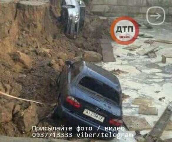 «Провал» в Киеве: несколько машин рухнули в многометровую яму (ФОТО) | Русская весна