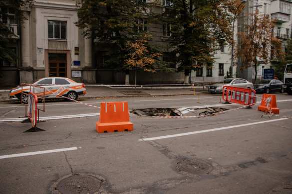 В правительственном квартале Киева провалилась дорога (ФОТО, ВИДЕО) | Русская весна