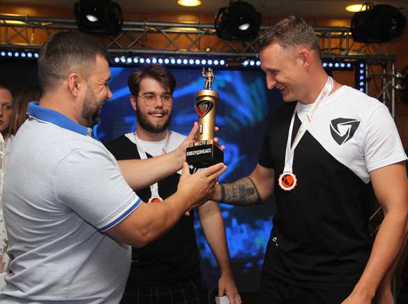 Глава ДНР наградил победителей турнира «КиберДонбасс» по дисциплине CS:GO (ФОТО) | Русская весна