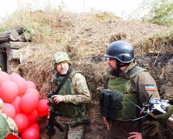 Над позициями ВСУ на Донбассе взвился красный флаг (ФОТО, ВИДЕО) | Русская весна