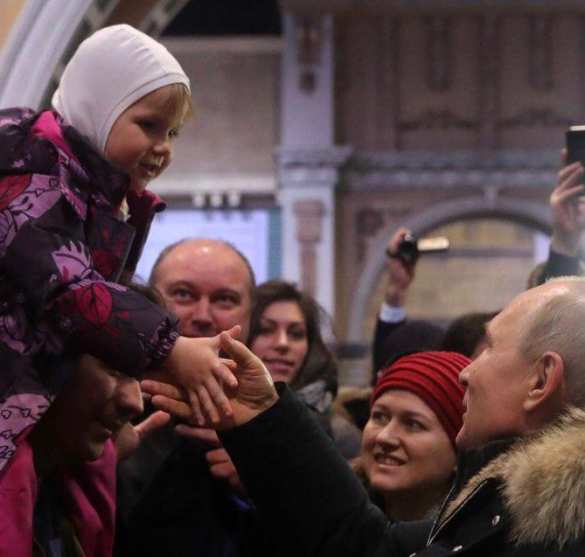 Путин отодвинул охрану для рукопожатий с петербуржцами (ФОТО, ВИДЕО) | Русская весна