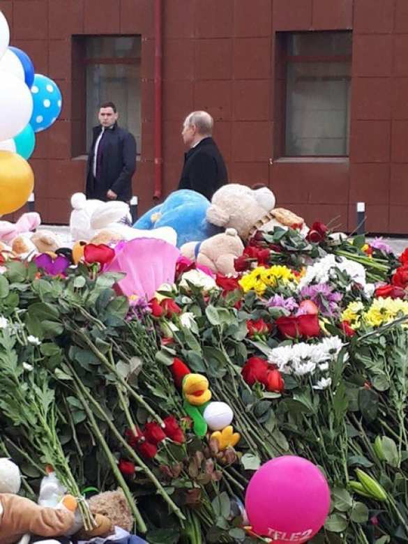 Путин возложил цветы к мемориалу у сгоревшего ТЦ в Кемерово (+ВИДЕО, ФОТО) | Русская весна